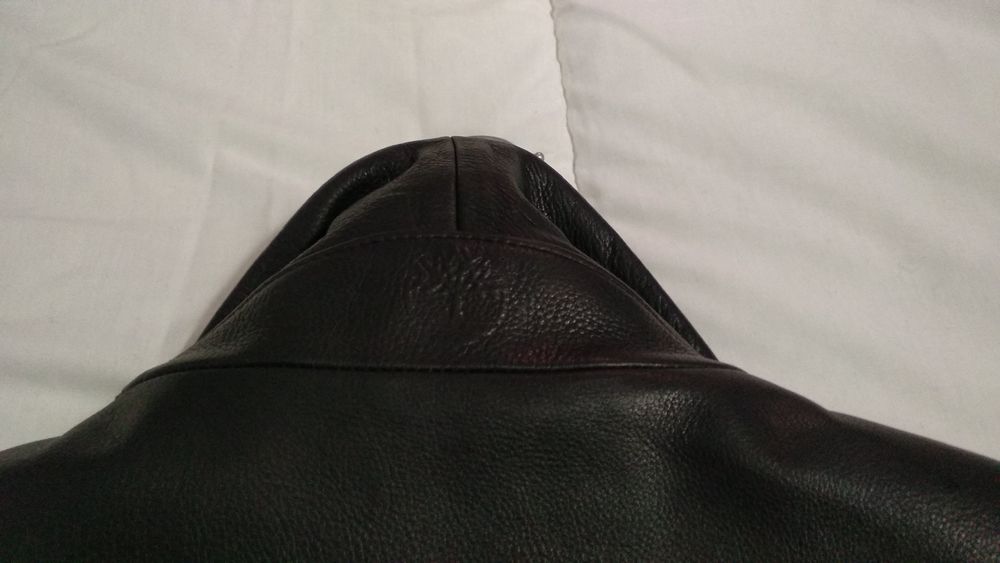 Casaco em pele forro penas