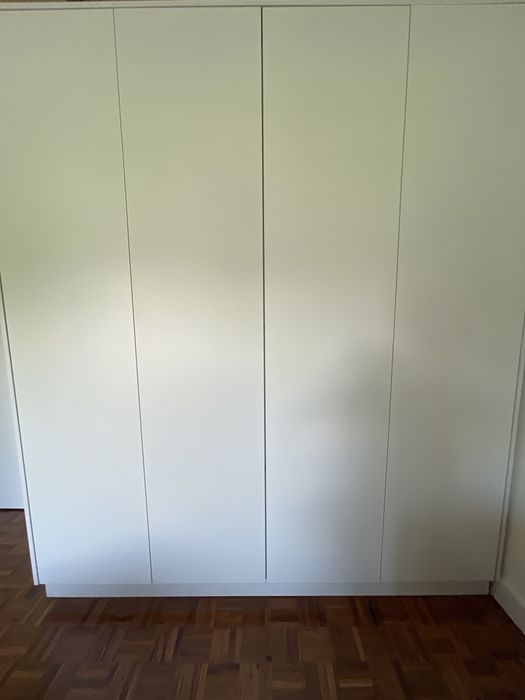 Armário de grandes dimensoes, feito á medida manualmente