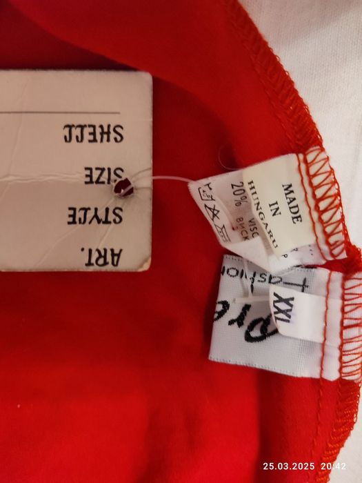 Красный свитер с гипюровой вставкой.