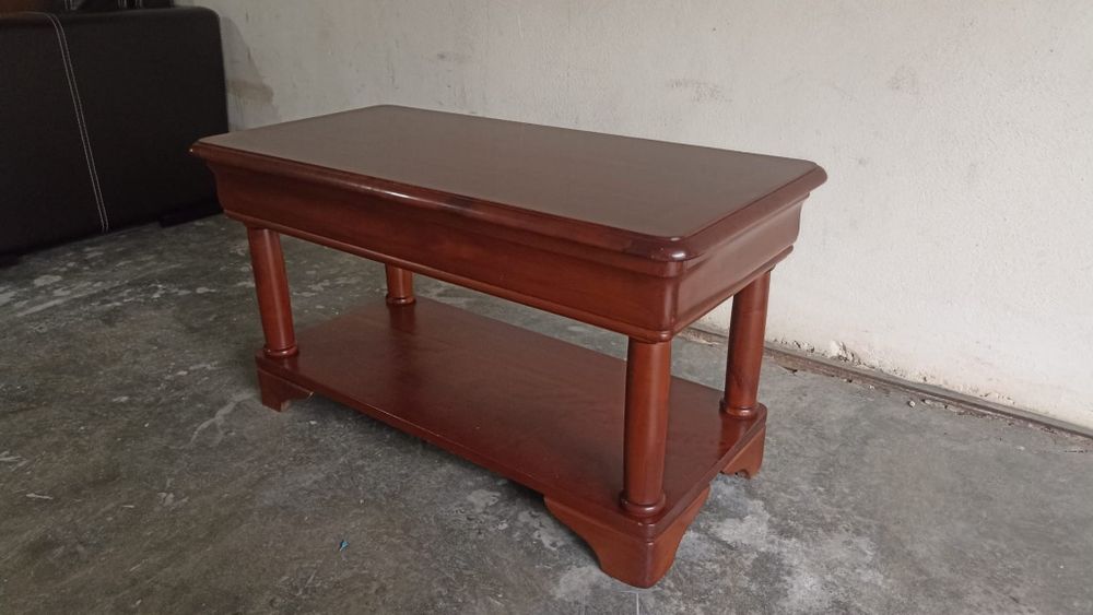 Mesa de centro com gaveta