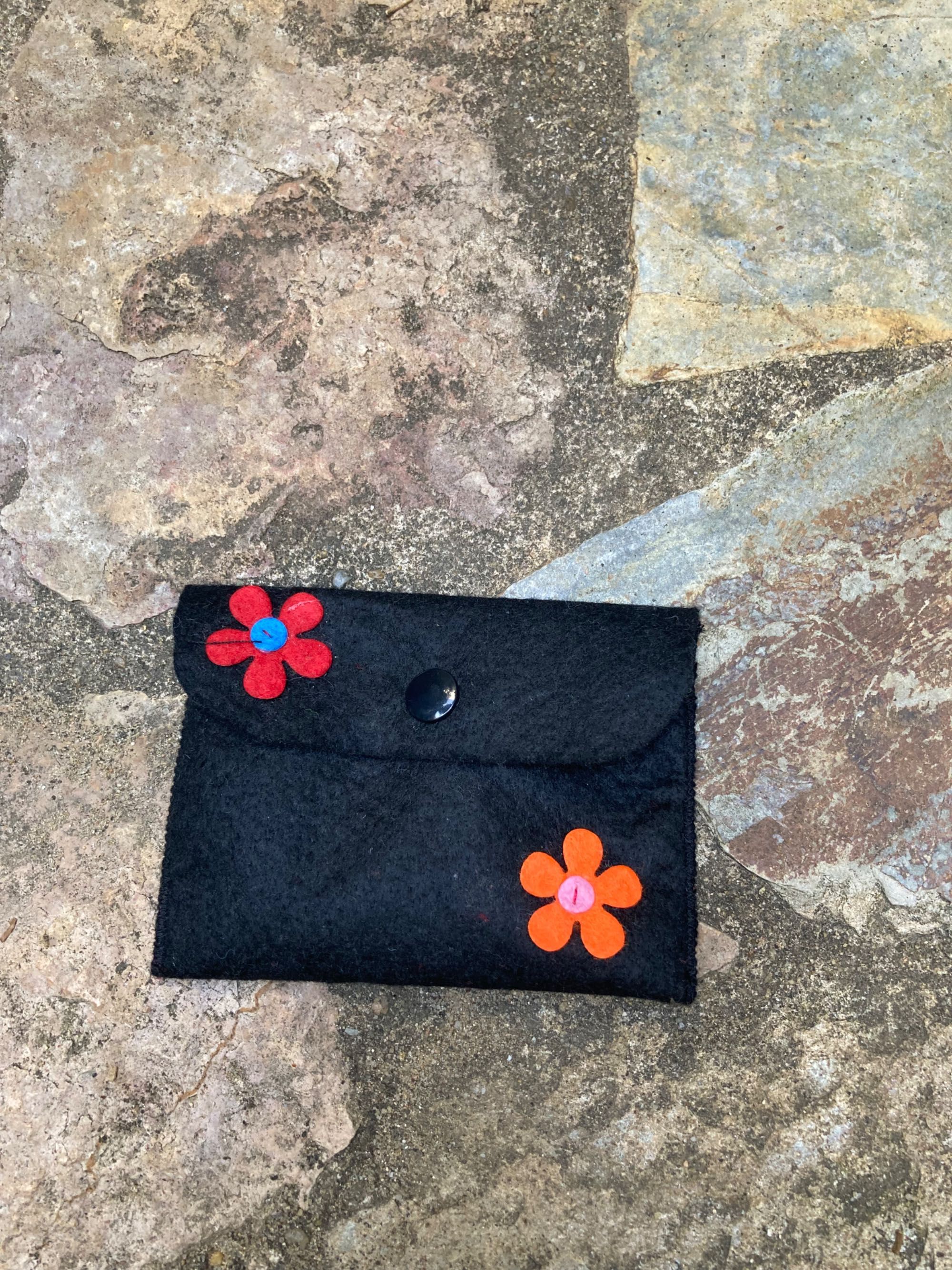 Bolsa de feltro preta com mola feita à mão
