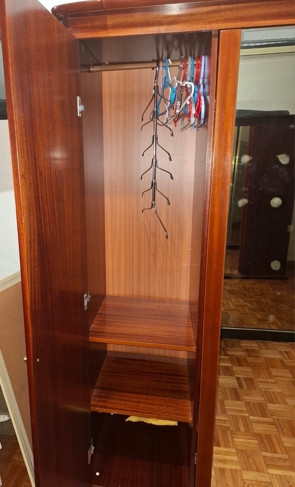 Guardo fatos em madeira com 4 portas