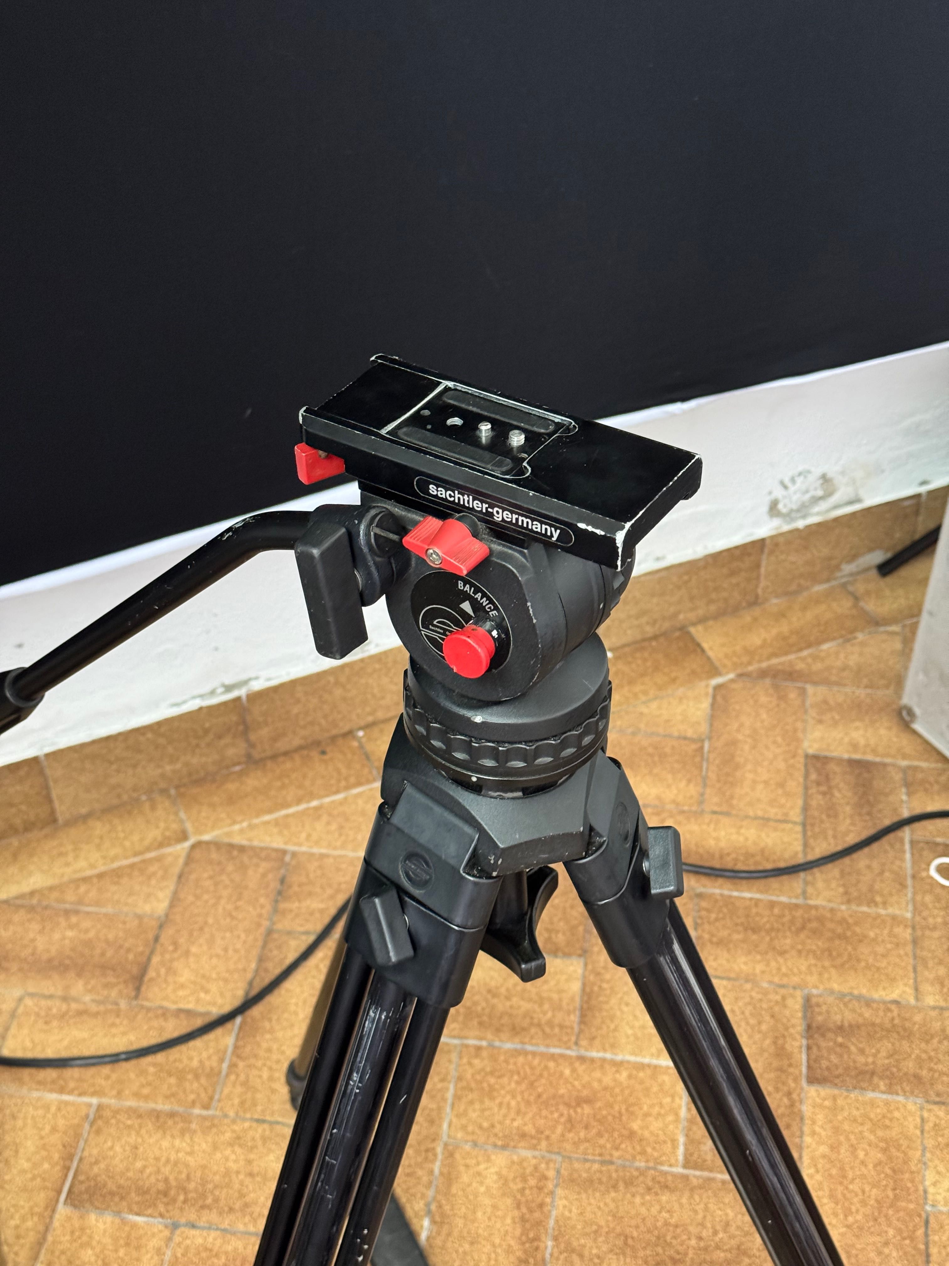 Tripé Sachtler DV4