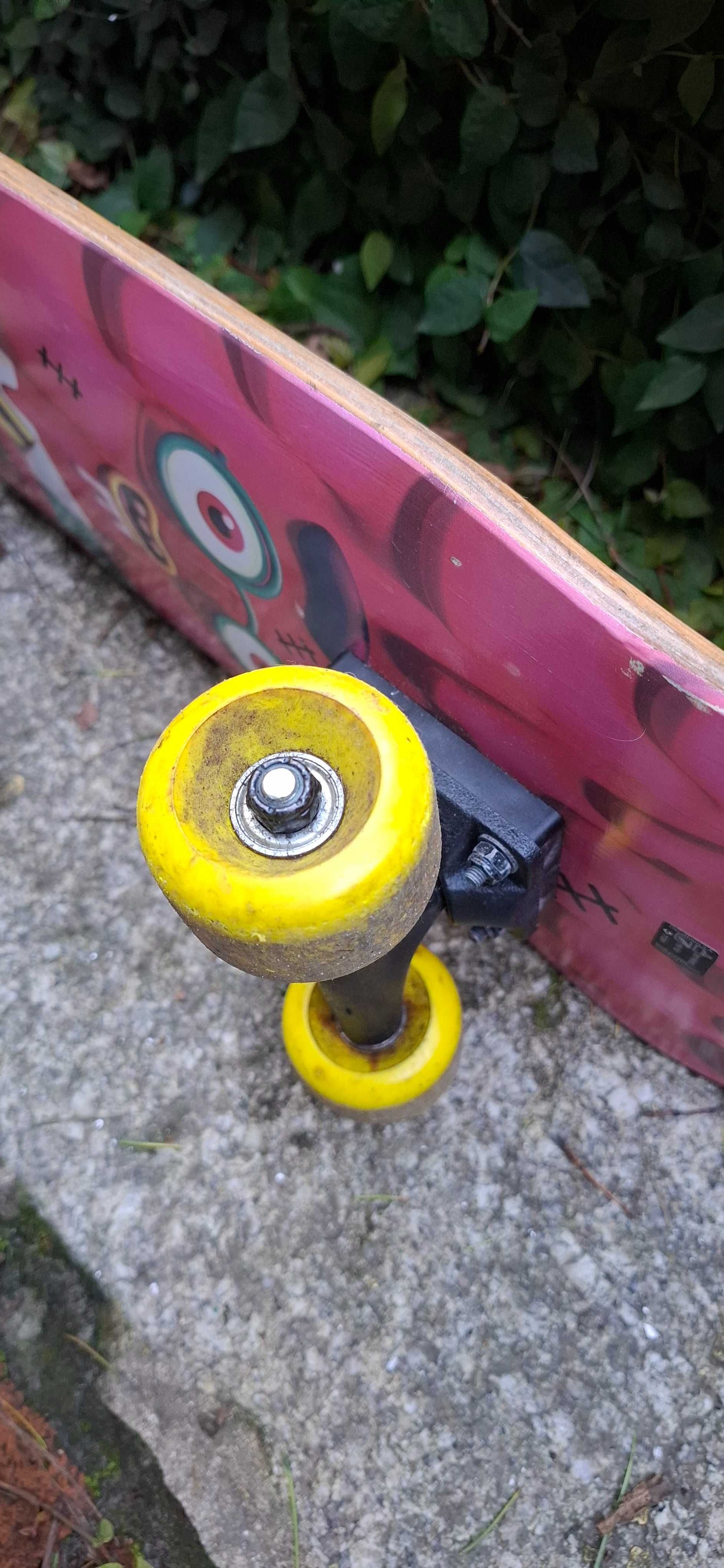 skate de criança: monstro de fato e engravatado