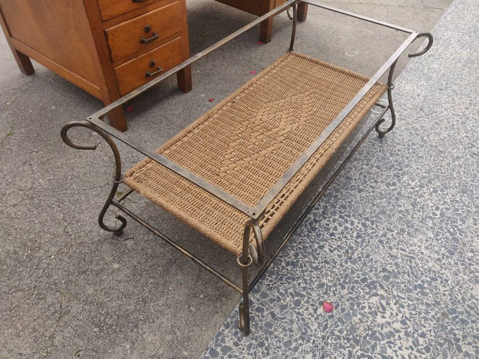 Mesa de ferro e madeira