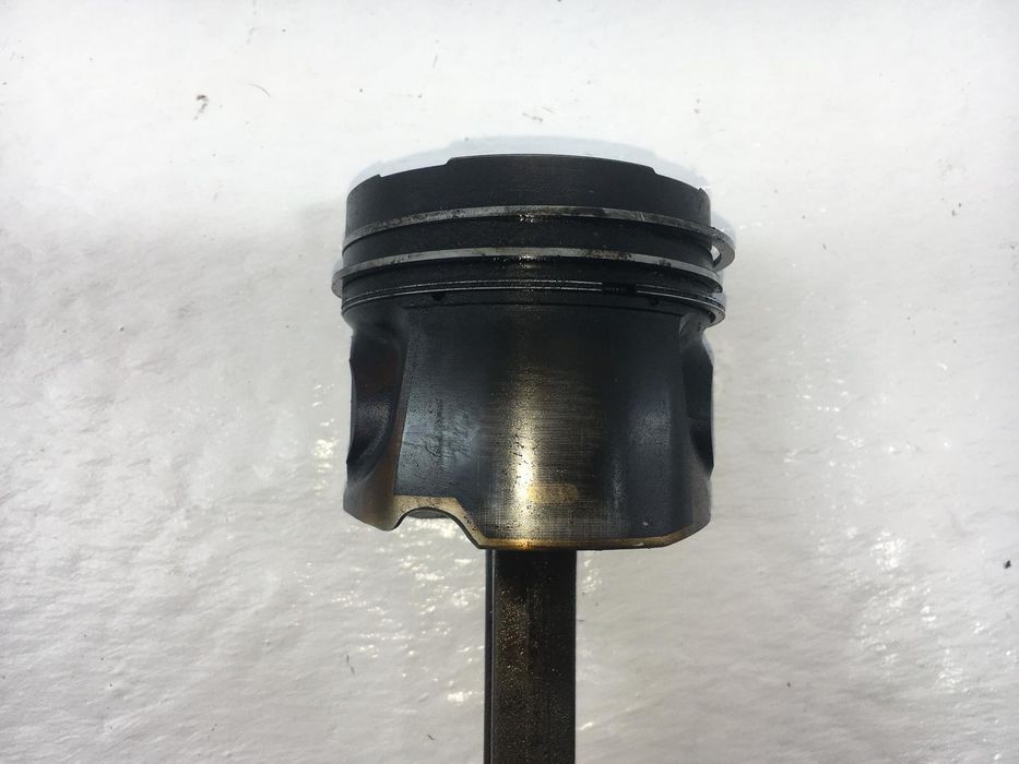 Шатун VOLVO XC60 2008-2013 (з поршнем, для двигуна D5244T) 31339269