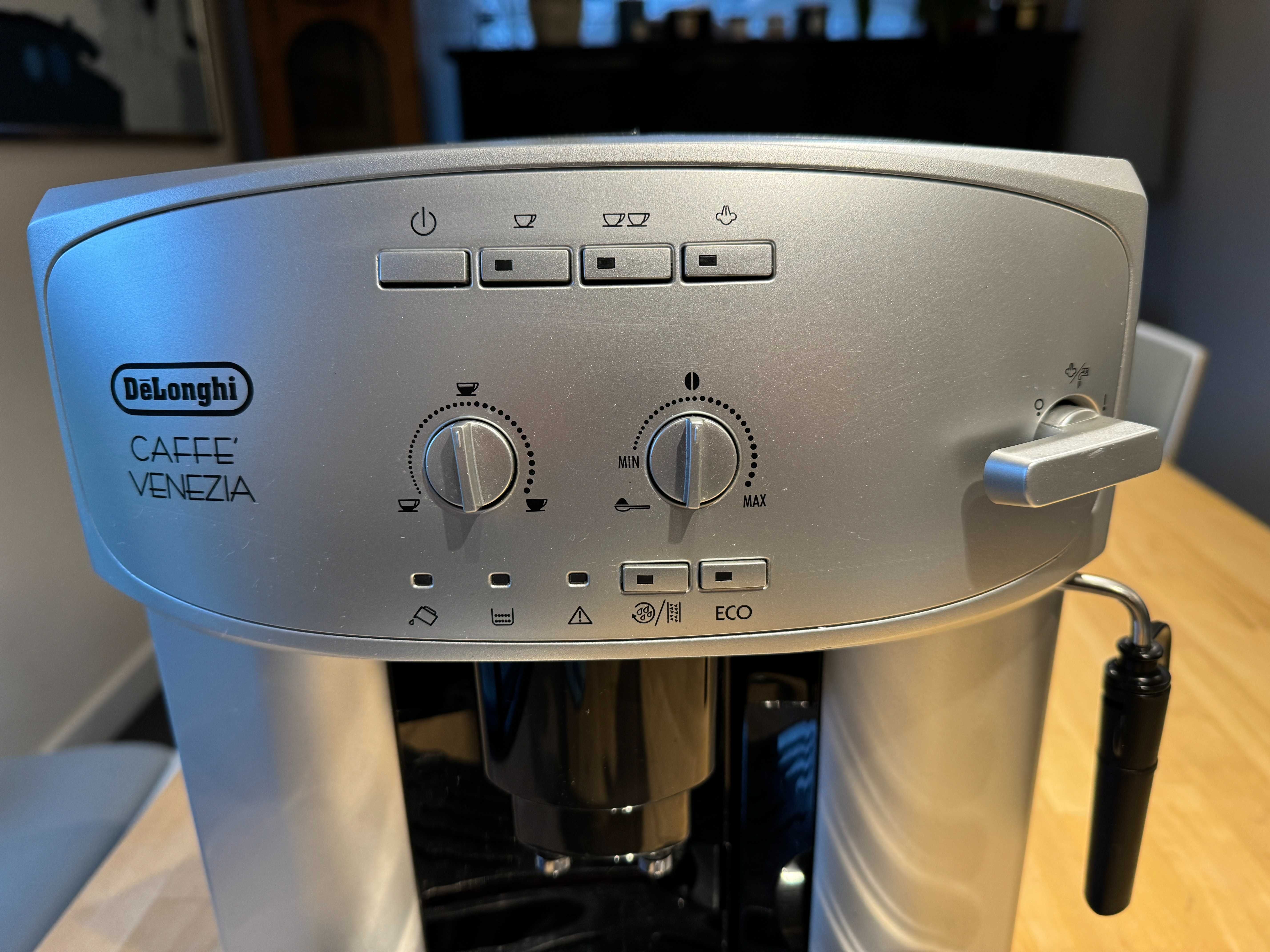 Ekspres ciśnieniowy do kawy DeLonghi Caffe Venezia ESAM2200.S srebrny