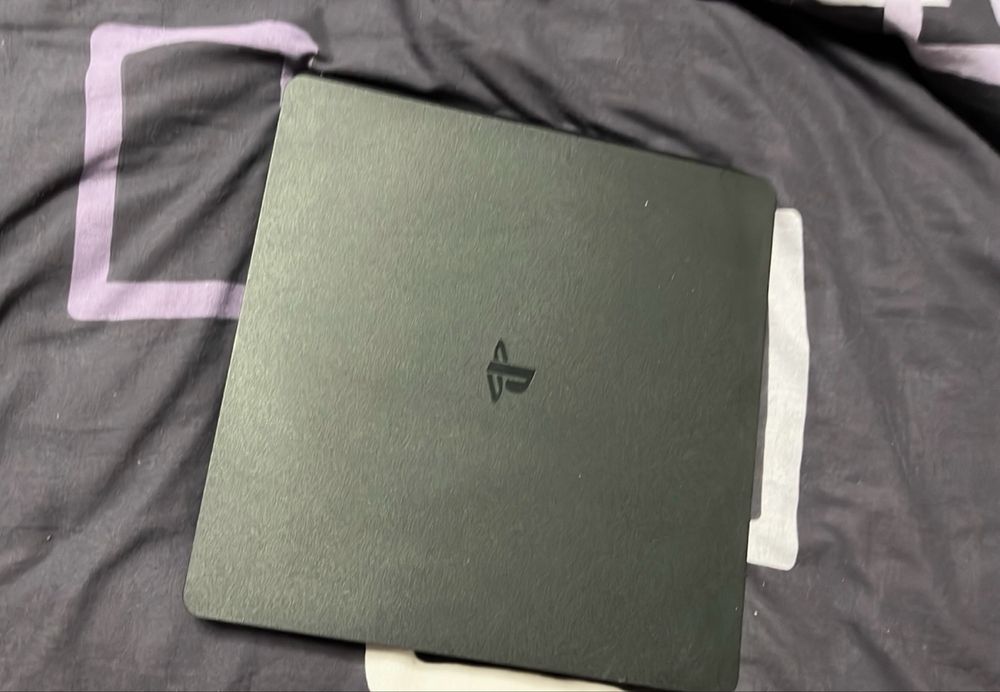 Ps 4 slim 1 tb с геймпадами и играми