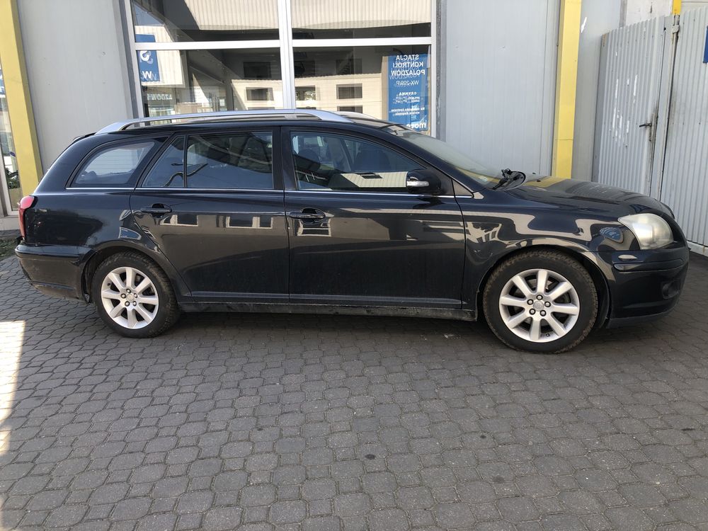 Toyota Avensis uszkodzona