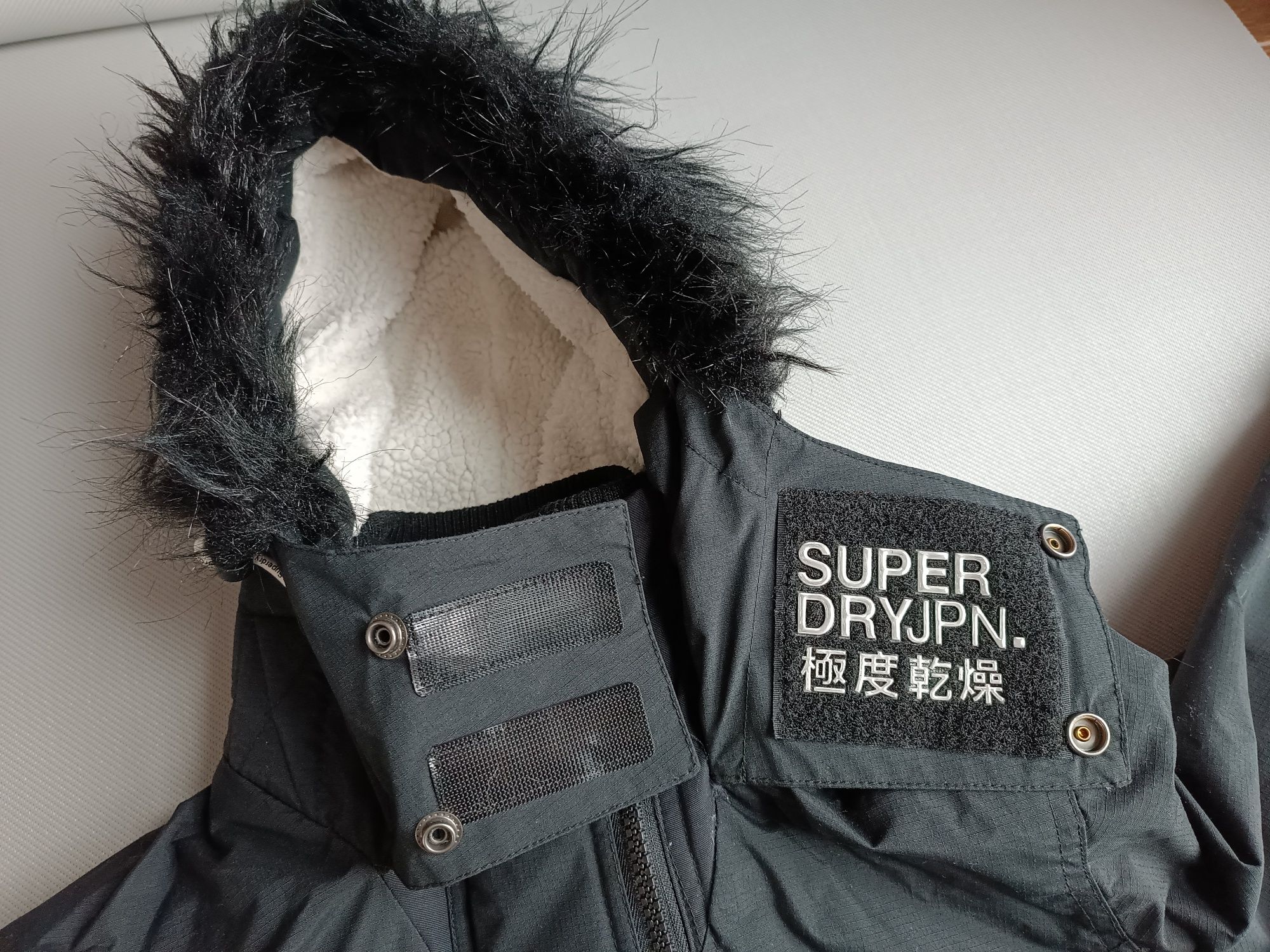 Kurtka czarna Superdry Japan dłuższa Taliowana ocieplana rozmiar M