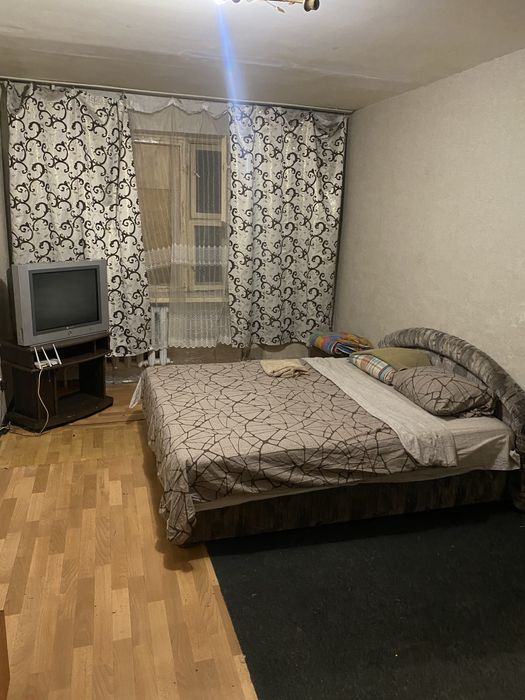 Квартира посуточно та почасово  на метро Чернігівська