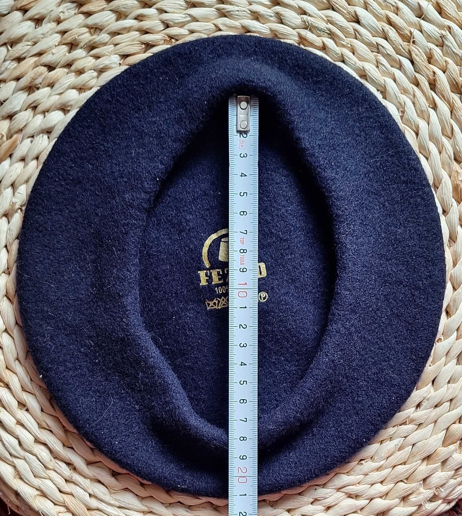 Granatowy wełniany (100% wełna) beret z antenką czeskiej firmy FEZKO