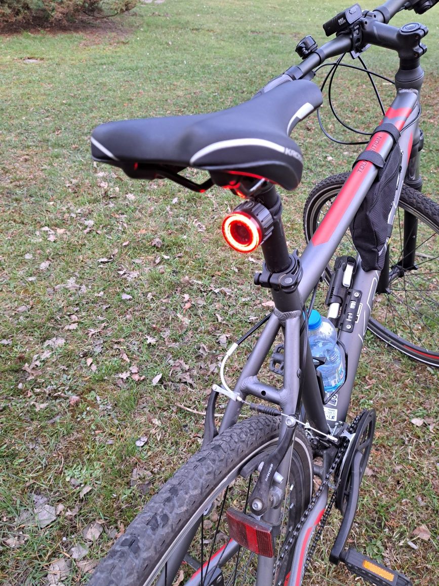 Inteligentne światło rowerowe z czujnikiem hamulca .