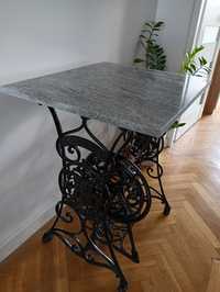 Piękny stolik z granitowym blatem