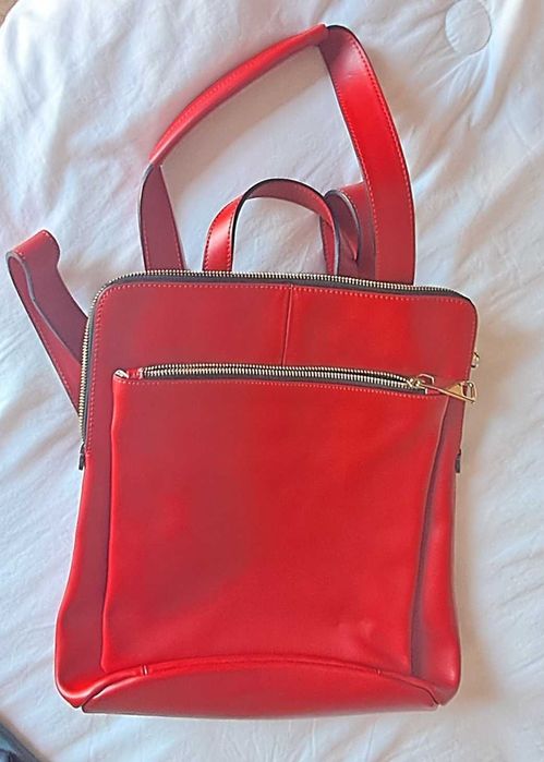 Mochila em pele vermelha