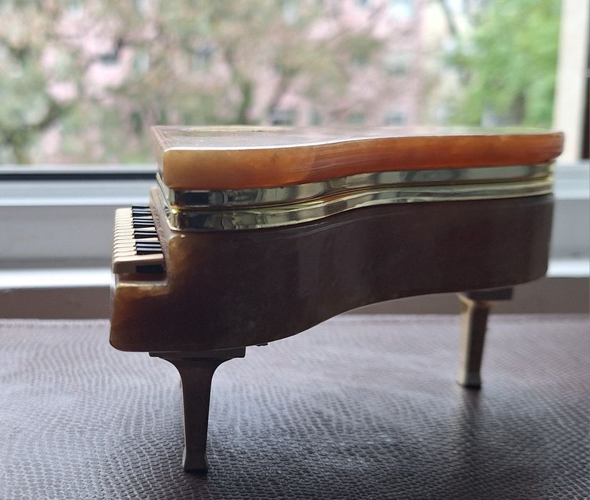 Guarda jóias em alabastro em forma de piano de cauda com teclado