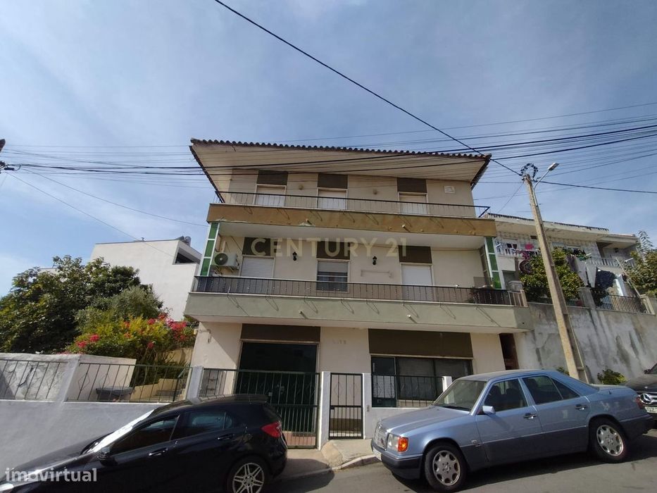 Prédio urbano na zona mais pacata de Santa Iria de Azóia