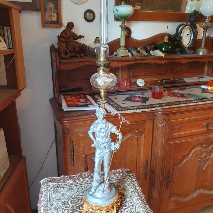Sprawna figuralna lampa naftowa=MOREAU=ze stopów metali=wys.całk.80 cm