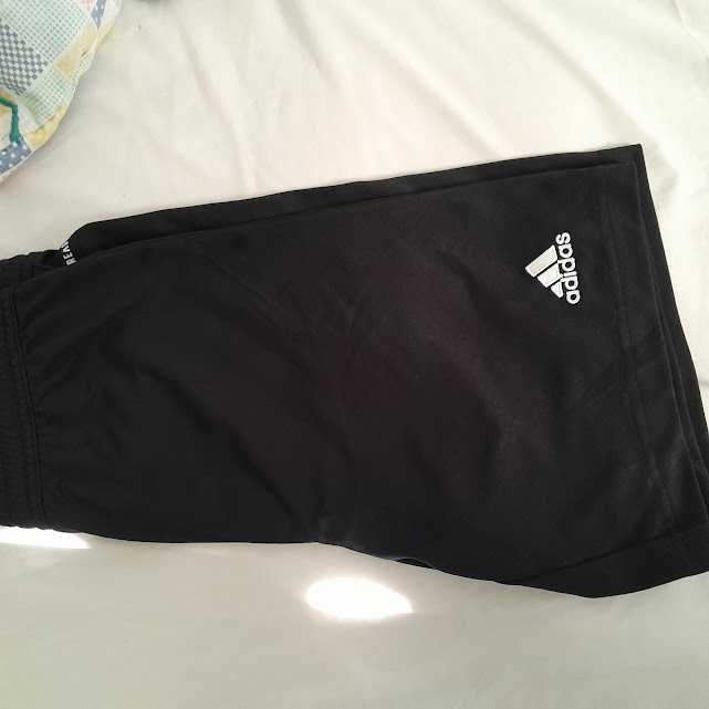 Calções Adidas pretos- Tam 13/14 anos