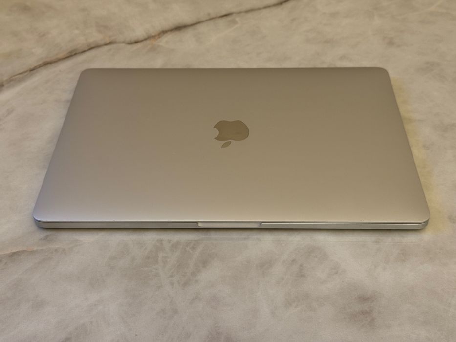 MacBook Pro 2019 8/256Gb i5