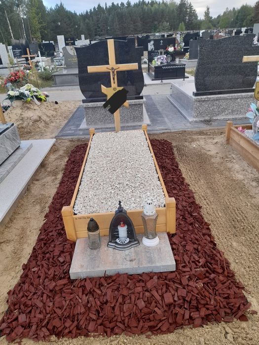 Sprzątanie grobu po ceremonii pogrzebowej.