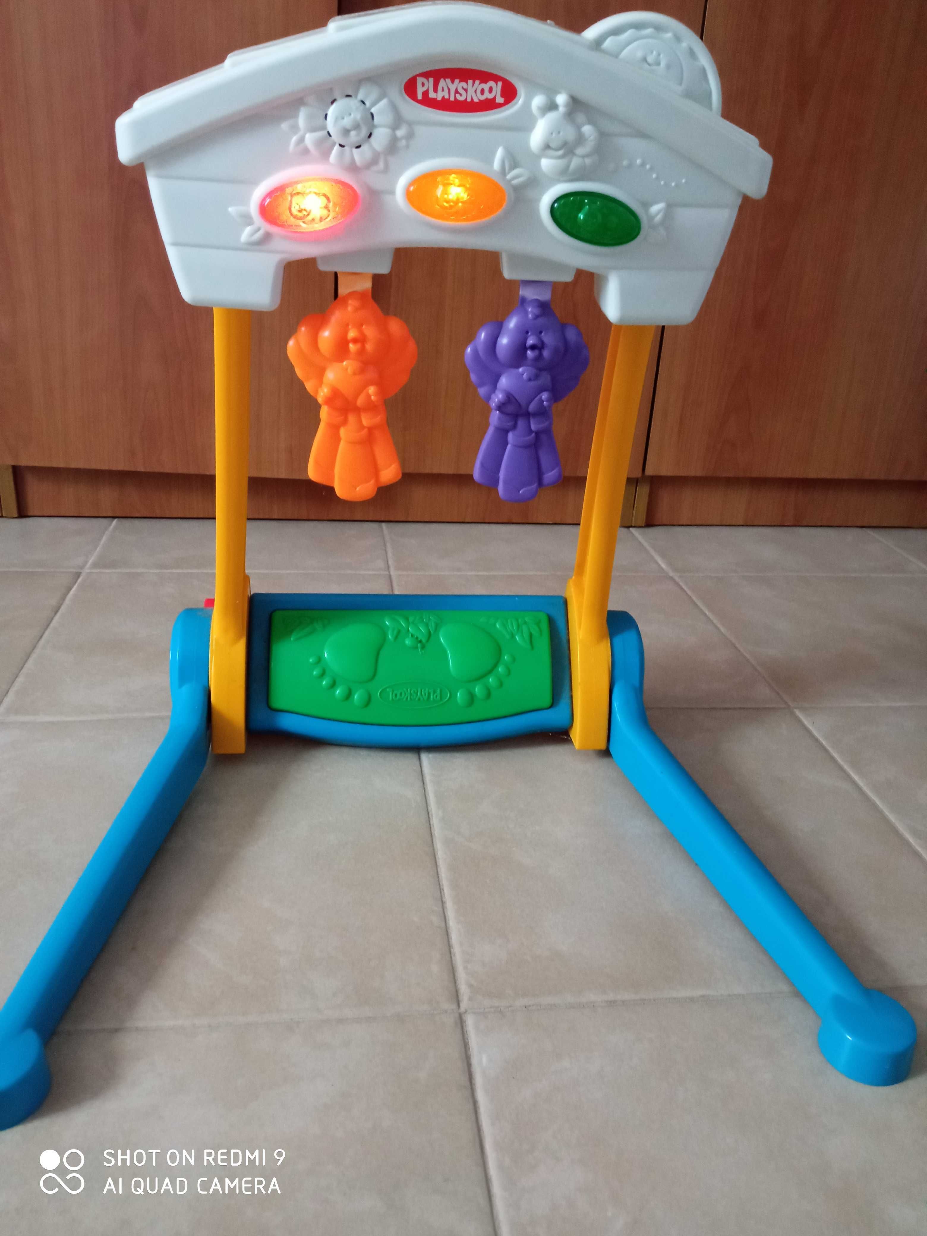 Brinquedo musical da Playskool, para brincar com os pés.