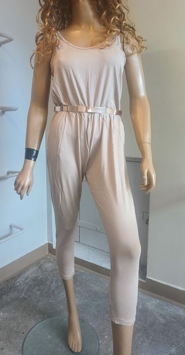 Beżowy kombinezon z kieszeniami UNI