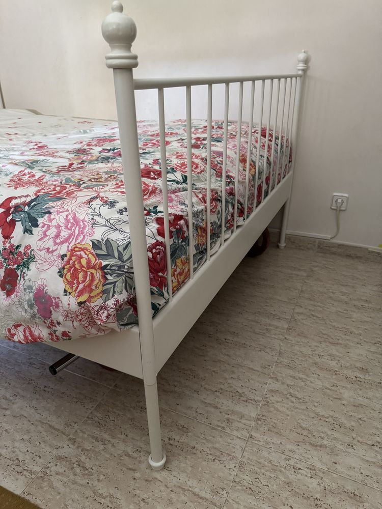 Cama Ikea, branca, modelo LEIRVIK