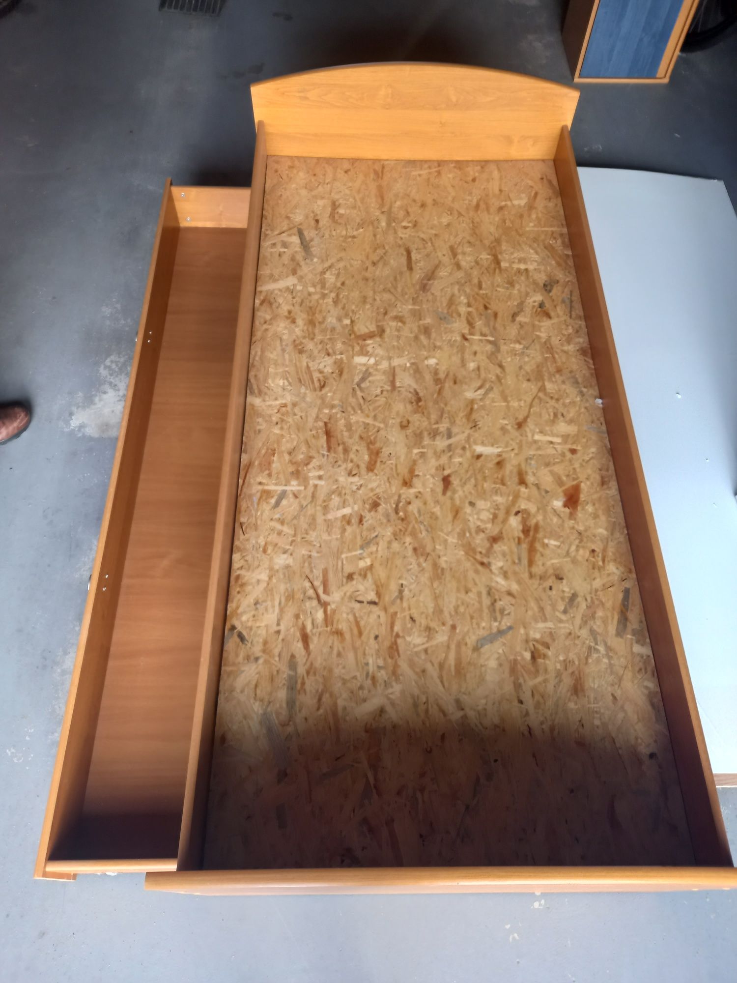 Łóżko jednoosobowe z szufladą z materacem