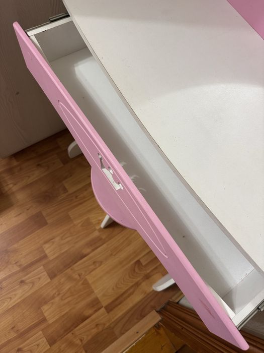 Стіл для дівчинки , комод в дитячу кімнату , трюмо