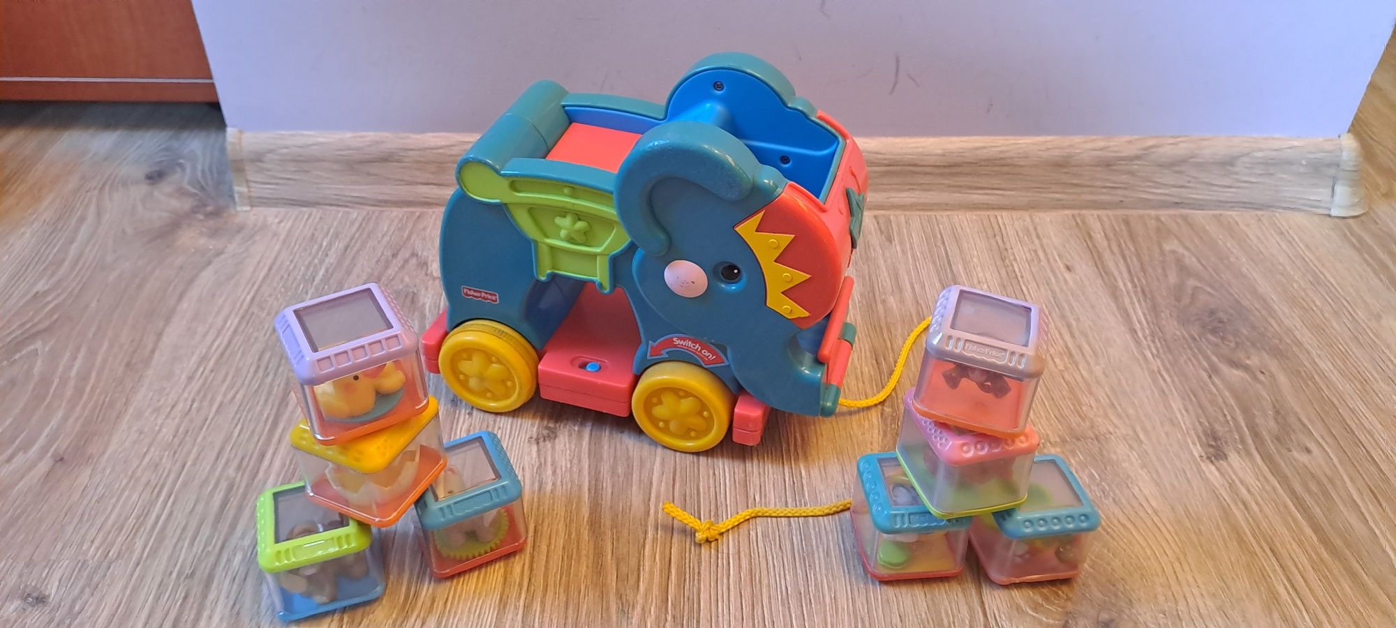 Słoń interaktywny Fisher Price i klocki sensoryczne