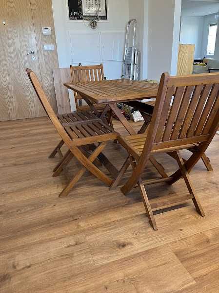 Mesa com quarto cadeiras e um banco corrido