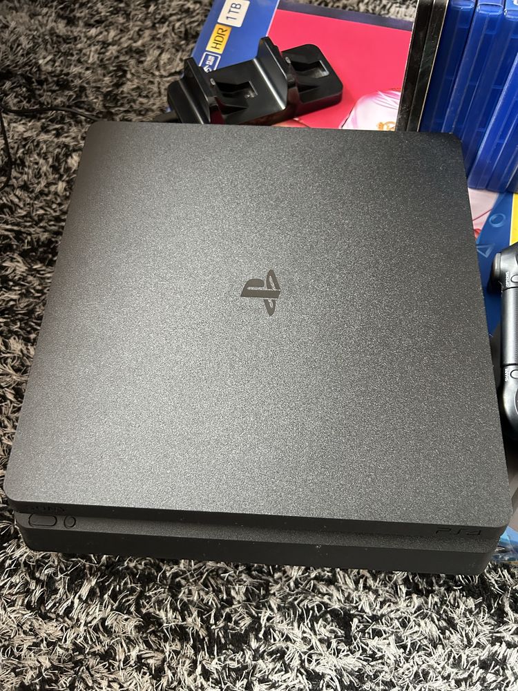 Vendo PS4 Slim 1 TB c/ suporte carregamento comandos