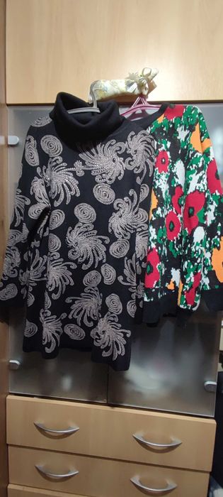 Продам  2 женских цветных свитера р 50-52