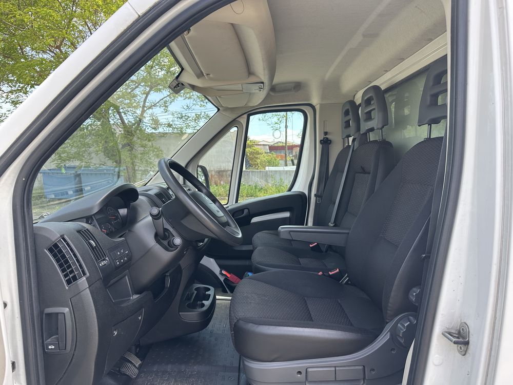 Peugeot Boxer com elevatoria traseira