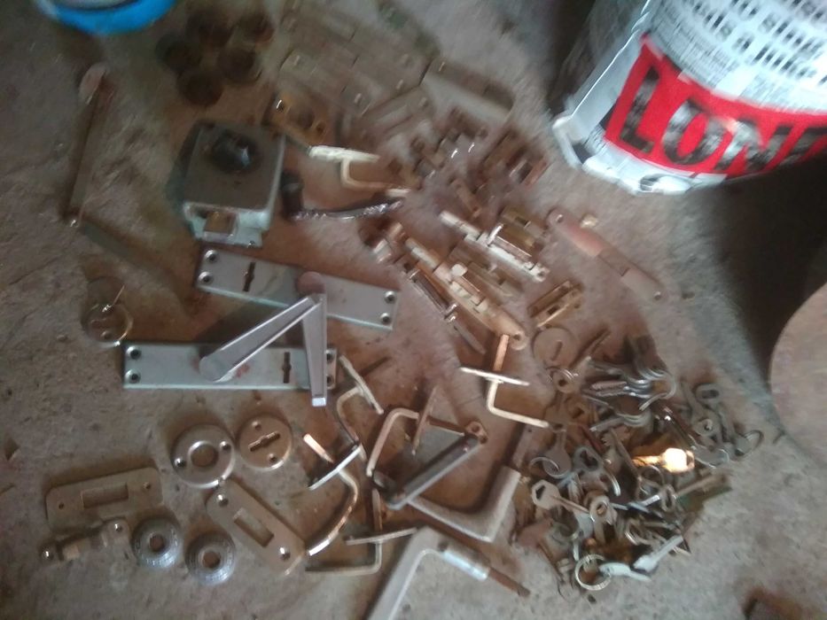 Ключи, замки, навесы, ручки, щеколды и прочее