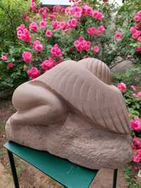 Скульптура спящего ангела