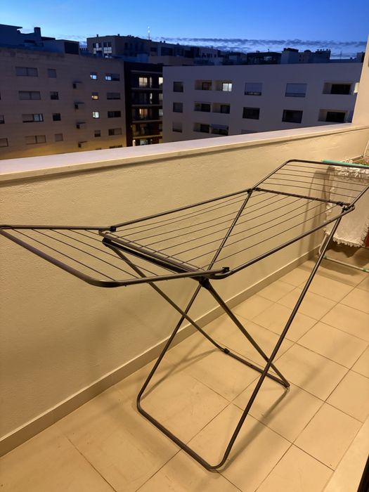 Varal de metal para pousar roupas