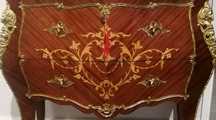 Clássica e Antiga Cómoda, estilo Luís XV.  Mármore, ferragens douradas