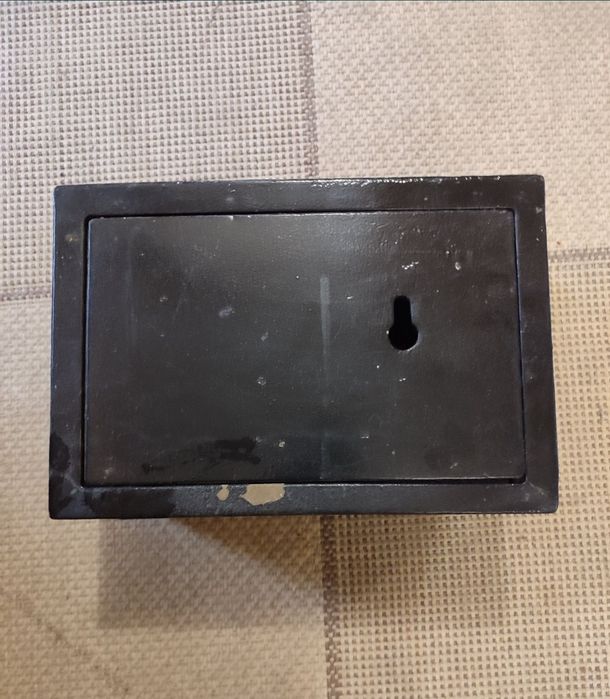 Продам сейф для денег, документов и пистолета.