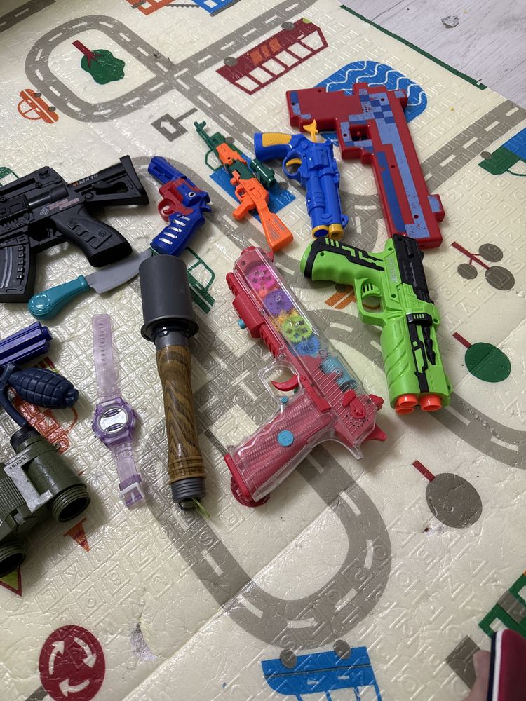 Іграшкові пістолети і автомат
