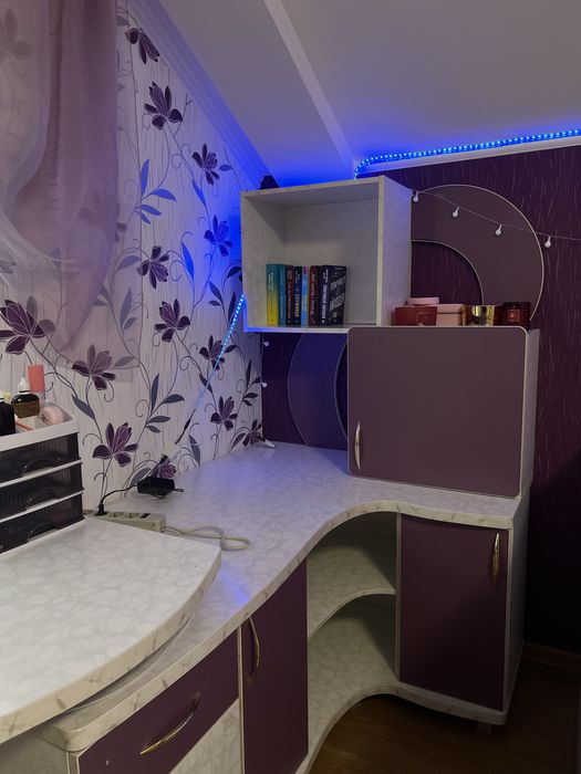 Мебель в кімнату стіл та полиці під стіну