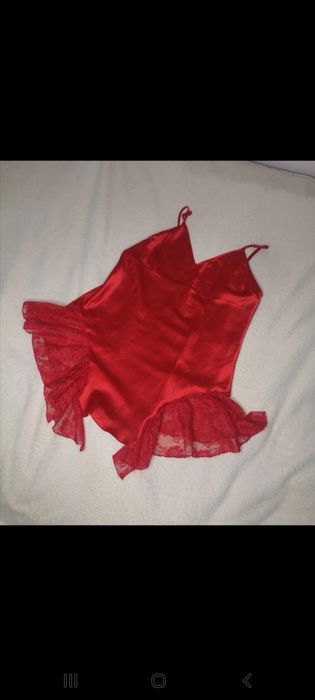 Czerwona koszulka nocna