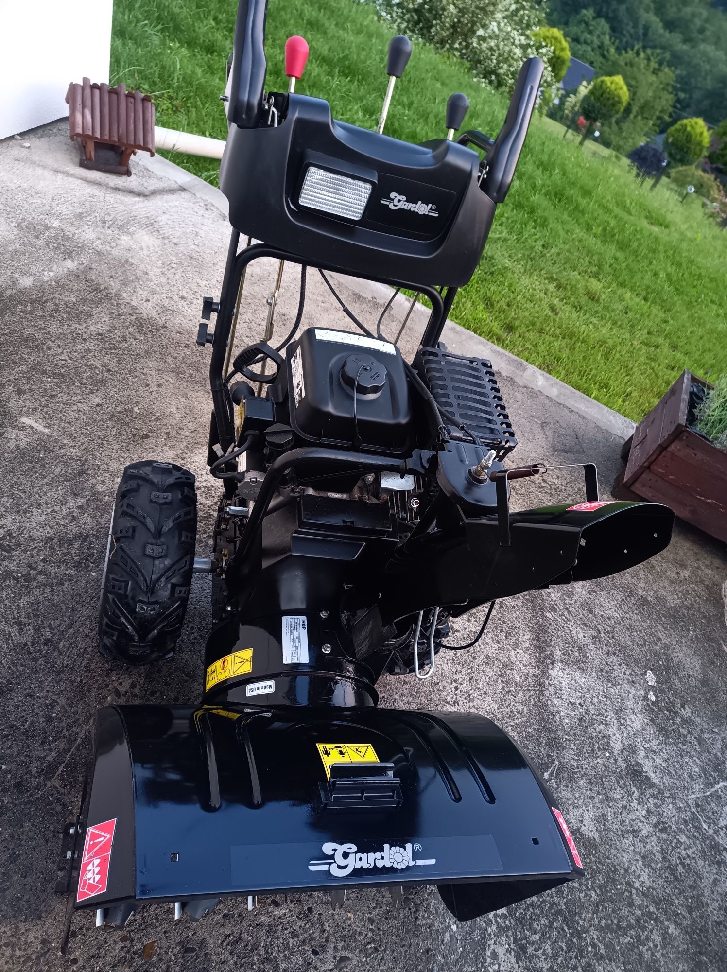 Odśnieżarka Gardol  szerokość 69,5cm moc 8,5KM ,Husqvarna M