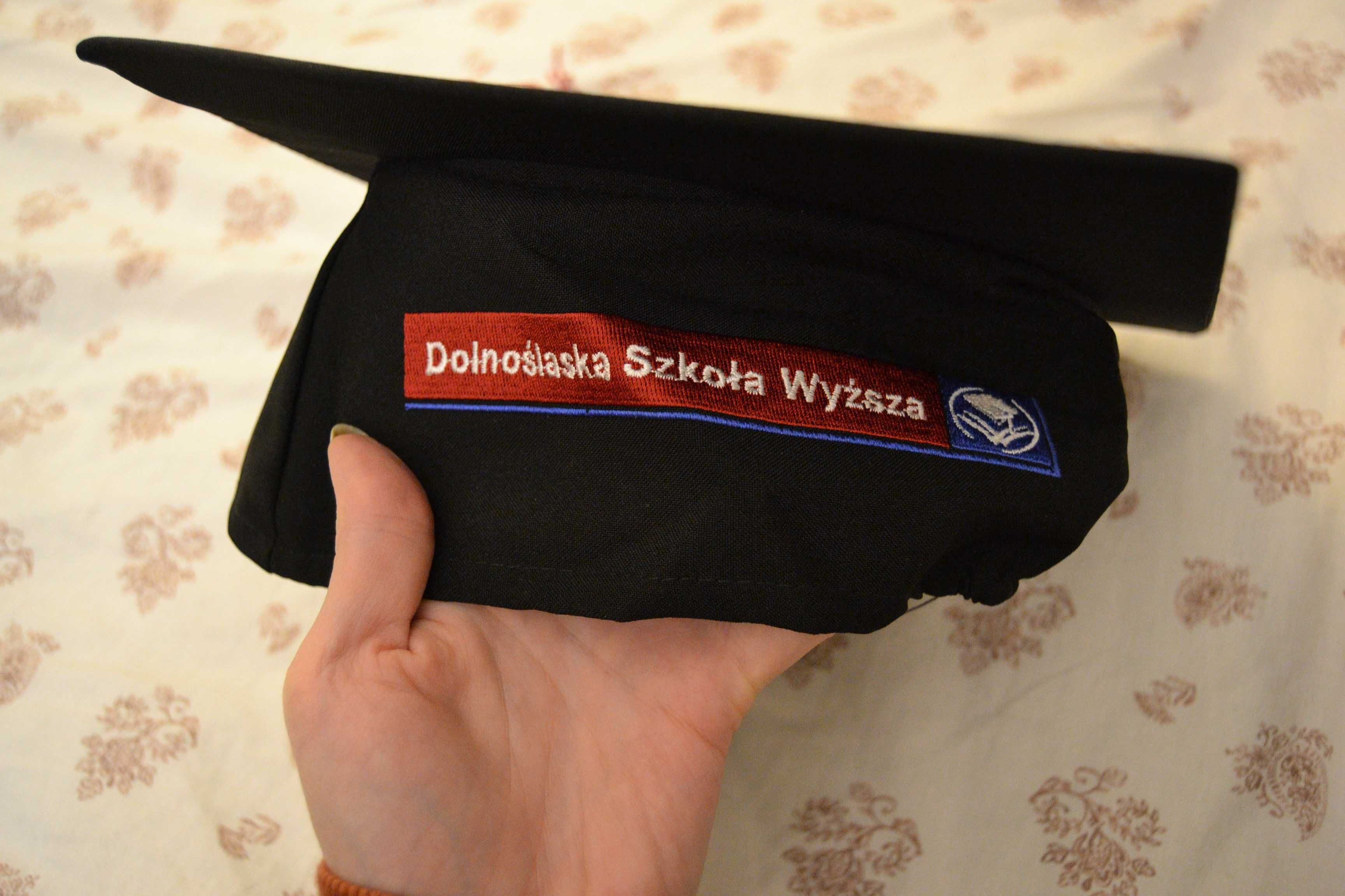 Czarny biret z gumką czapka zakończenie studiów przebranie absolwent