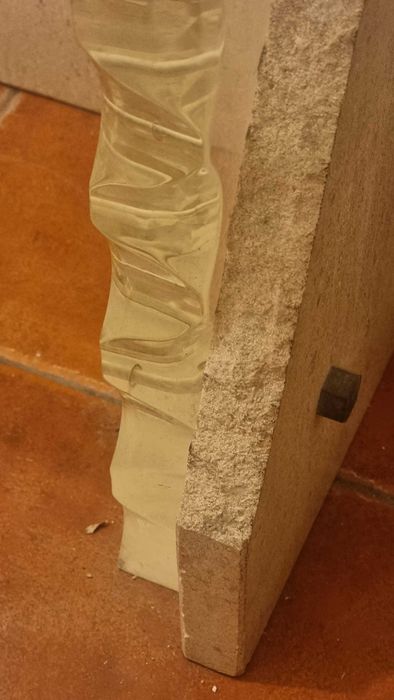 Aparador em pedra e acrílico com tampo de vidro