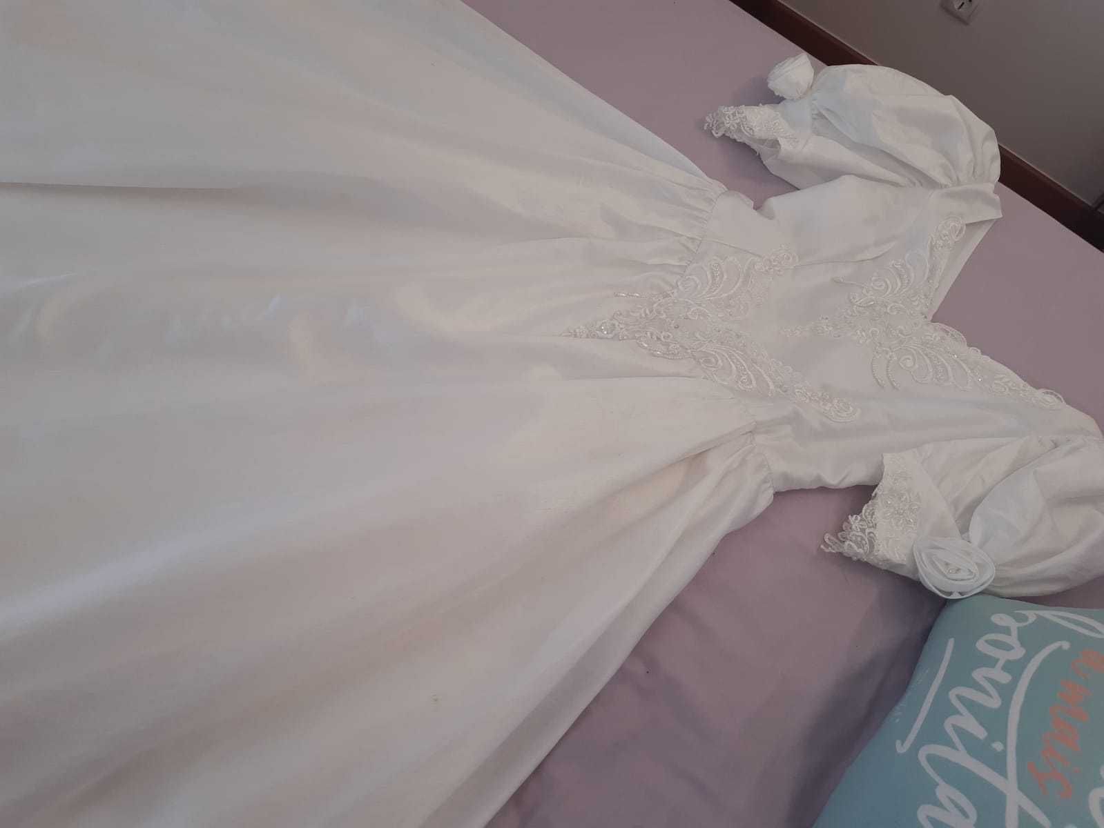 Vestido de Noiva com Rendas e Bordados e luvas