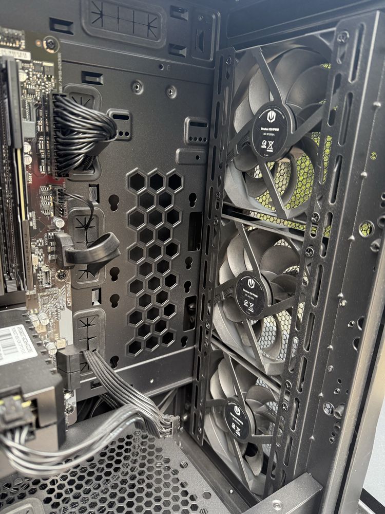 Komputer gamingowy i7-12700F / RX 6600 XT / 16GB RAM / 1TB SSD