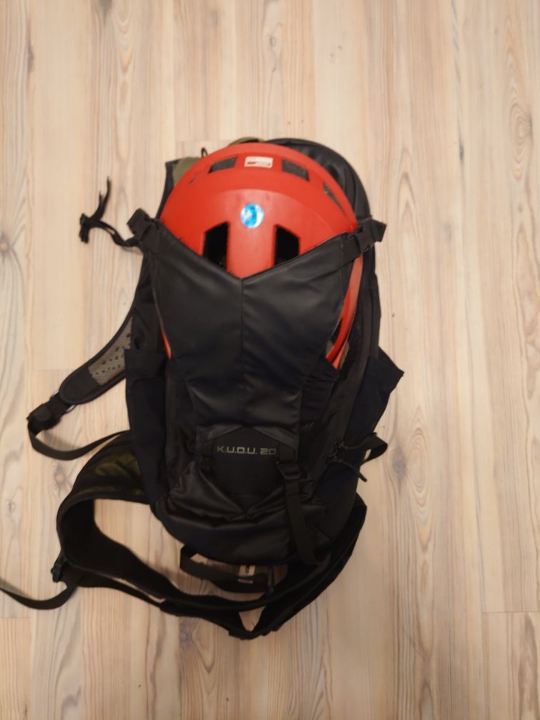 Plecak rowerowy z protektorem Camelbak K.U.D.U. 20