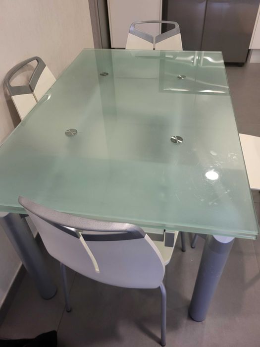 Mesa de cozinha e quatro cadeiras